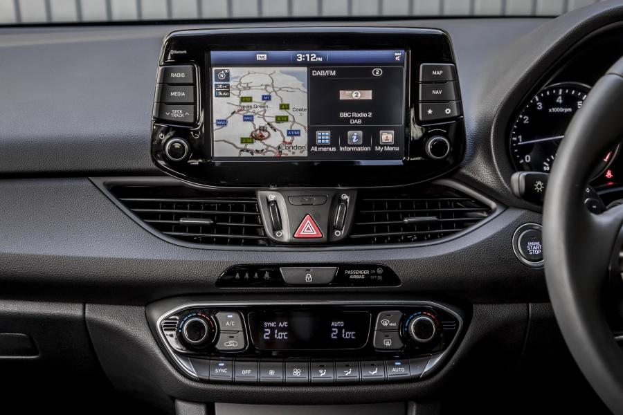 Детали интерьера Hyundai i30 Fastback (PD) 2018 года  (UK) (фото 36 из 40)